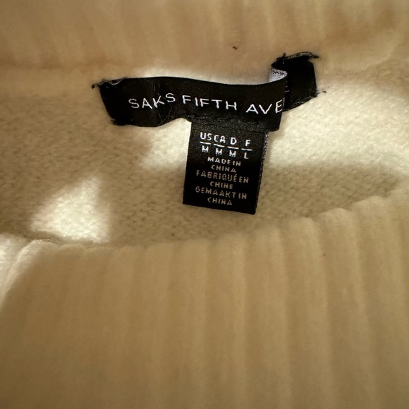 Saks fifth Avenue white turtleneck sweater with faux fur - Picture 5 of 5